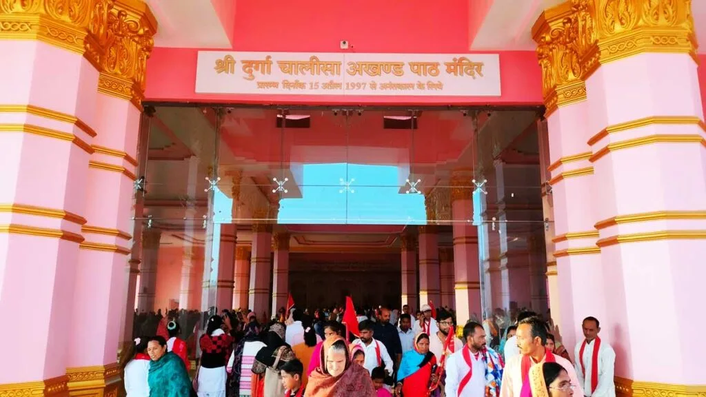 Bhakt in Durga Chalisa Mandir